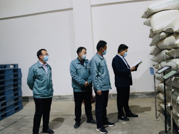 公司领导亲切看望全体干部职工